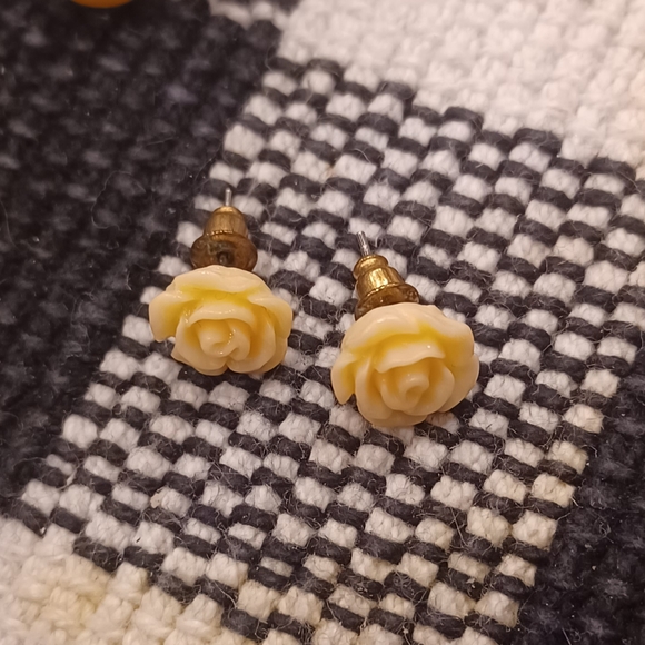 White Rose stud earrings - Picture 2 of 2
